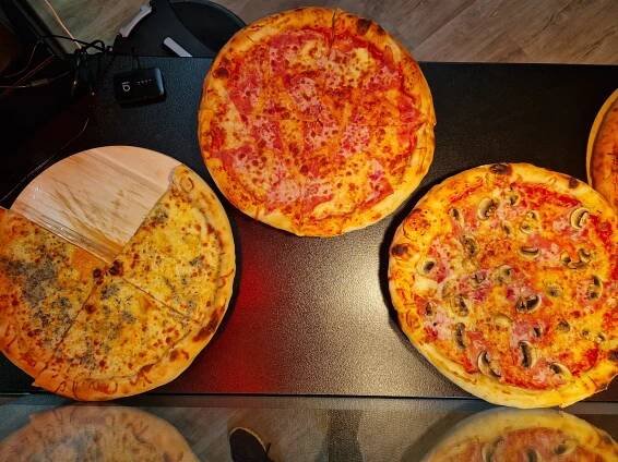 Zažeňte hlad: čtvrtina pizzy o průměru 40 cm podle výběru v OC Královo Pole