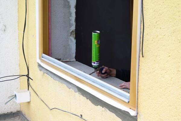 Osazená a ukotvená okna se utěsní pomocí nízkoexpanzní PUR montážní pěny. 