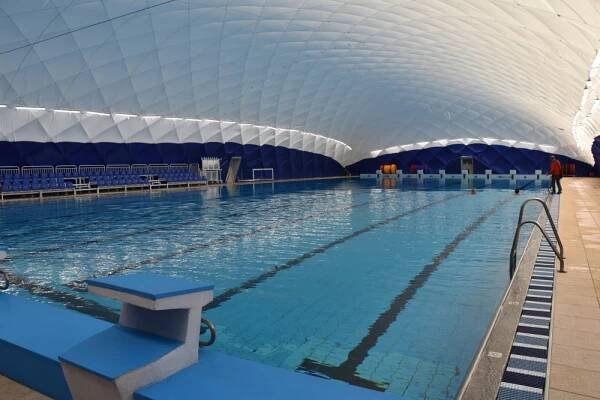 Strakonice otevřely nafukovací halu nad venkovním bazénem, je druhá taková v Česku