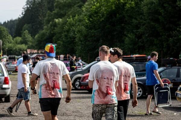 Káry za pár korun a dvě Pamely. Na Bílé se to hemžilo vyladěnými auty Gumbalkan