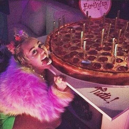 Nechuťačka Miley Cyrus slavila 22 let: Vyválela se v dortu a osedlala obří penis