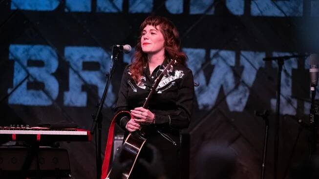 Jenny Lewis Cancels 2022 Indoor Concerts Due to COVID-19