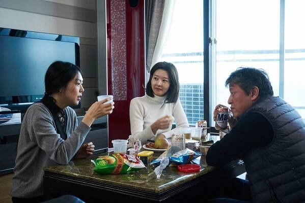 Min-hee Kim, Seon-mi Song, Hae-hyo Kwon - Sama v noci na břehu moře - Z filmu