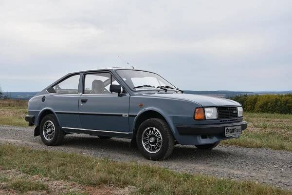 Škoda 136 Rapid byla poslední kupé naší automobilky. Nabídne vám nekonečnou porci nostalgie a nejezdí tak špatně, jak byste čekali