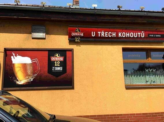 Nikotinu se hosté nevzdali, venku kouří cigarety, u stolu „elektronky“
