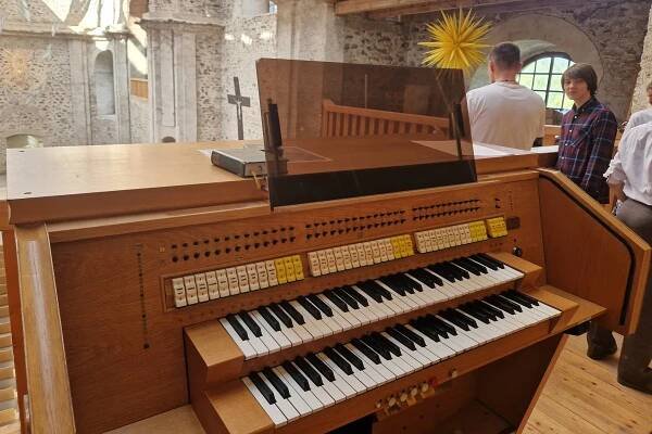 Kostel v Neratově má po 80 letech varhany, původně hrály v Karolinu