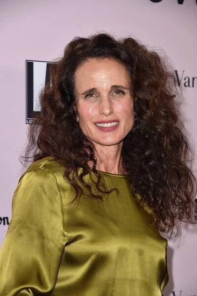 Elegant Andie MacDowell at Van Cleef&Arpels Event Wallpaper