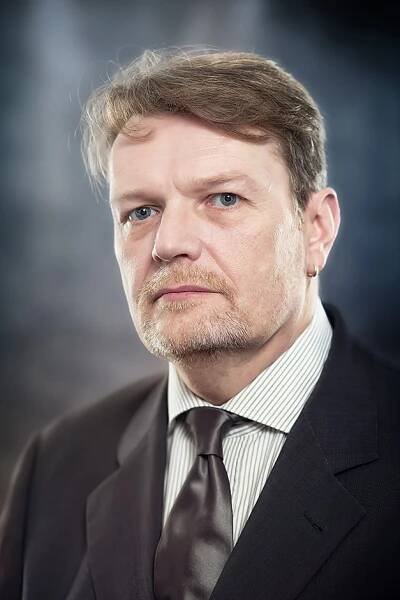 Portrait eines Mannes im grauen Anzug