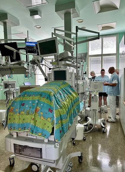 Nový přístroj v porodnici U Apolináře pomáhá dýchat již půlkilovým miminkům – VFNews
