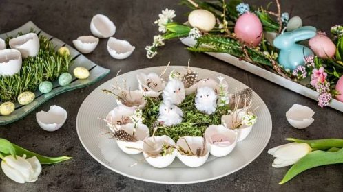 Velikonoční výzdoba na stůl za pár minut: věnec ze skořápek, zápichy z vajíček i jarní svícen
