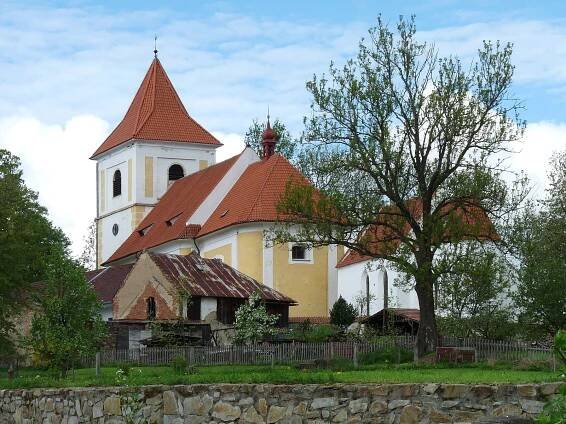 Soubor:Svéraz, kostel 01.jpg