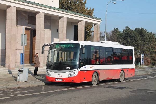 Soubor:Brno, Stránice, nám. Míru, SOR ICN 9,5 č. 7531 (2025-01-24; 01).jpg