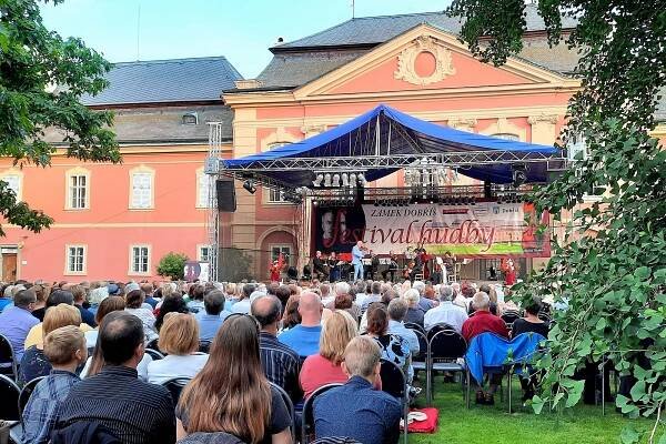Foto: Herečka se potkala s houslistou. Na festivalu se propojí hudba s divadlem