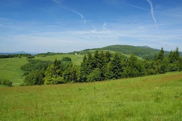 Ralsko (696 m), rozhledna Rašovka je uprostřed a Ještěd (1 012 m)