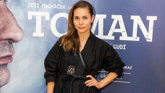 Krásná herečka, která ve filmu skončila s Macháčkem v posteli, zahájila premiéru v sexy outfitu - Super.cz