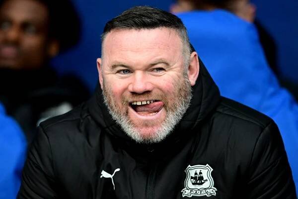 Bývalý skvělý útočník a nyní trenér. Wayne Rooney na lavičce druholigového...