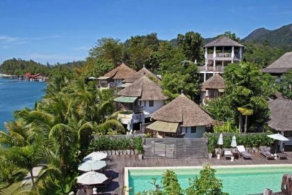 Если подняться вверх по реке на веслах мимо отеля Aana Resort & spa, можно оказаться в небольшой лагуне, берега которой скрываются в мангровых зарослях.
