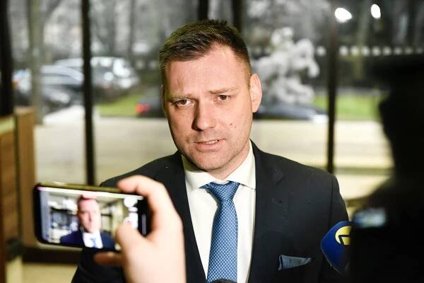 Kmec nakoniec neškrtol Tarabovmu rezortu 10 miliónov, ministrove spôsoby ho však pobúrili