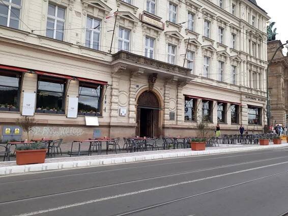Uzavírka Smetanova nábřeží měla dnes skončit, ale potrvá dál. Podle Scheinherra se osvědčila
