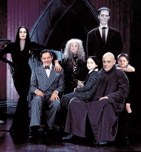 Třetí díl nevznikl z dojemného důvodu, Festera byste nepoznali a Morticia je pořád kost: Addams Family po 30 letech - Expres FM