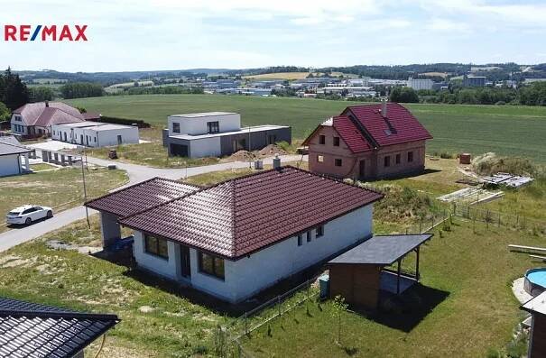 Prodej rozestavěného domu 4+kk s krytým stáním pro dvě vozidla, pozemek 997m2, Skrýšov u Pelhřimova