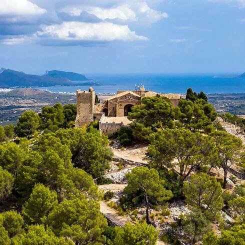 Spain, Balearic Islands, Majorca, Pollena, Town and Santuario del Puig de Maria, aerial view - stock photo


Luftaufnahme, Spanien, Balearen, Mallorca, Tramuntana-Gebierge, Pollenca, Santuari de la Mare de Déu del Puig

Santuari de la Mare de Déu des Puig
