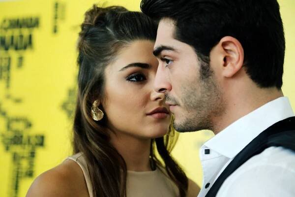 Láska beze slov - Z filmu - Hande Erçel, Burak Deniz