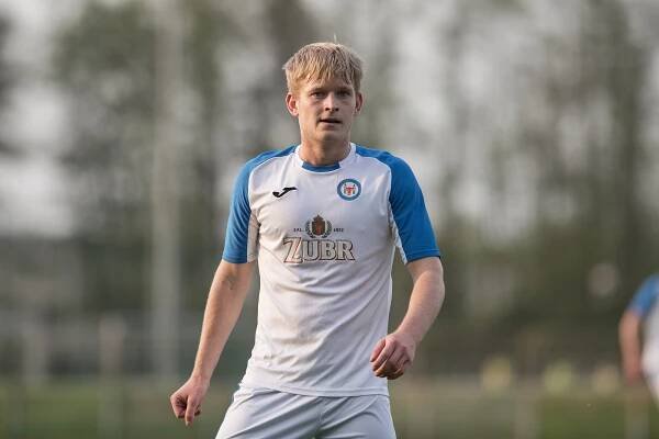 Fotbalisté Přerova (v bílém) proti Tatranu Všechovice. Adam Dittmer