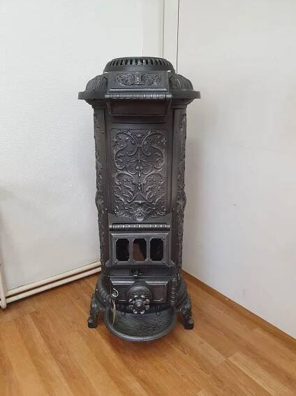 Gussofen Nr. 1888 Deutscher Gussofen mit traumhaft verspielten Verzierung von ca. 1900