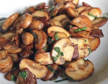 Je možné smažit houby: konzervované, nakládané, kolik smažit, jak smažit s cibulí