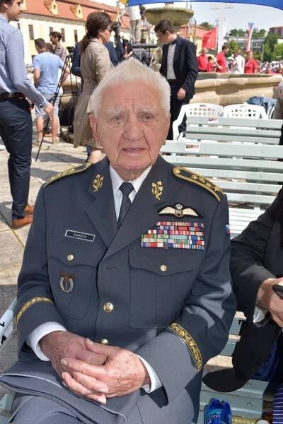 Zemřel poslední český pilot RAF Emil Boček (†100). K posledním narozeninám mu blahopřál i Karel III.