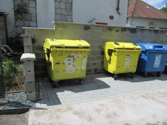 Stání pod kontejnery u hasičské zbrojnice