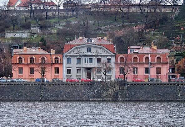 Soubor:Kubistický trojdům na Rašínově nábřeží.jpg – Wikipedie