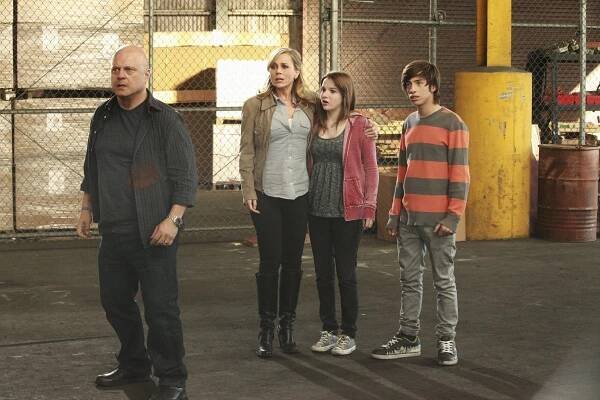 Michael Chiklis, Julie Benz, Kay Panabaker, Jimmy Bennett - Taková nenormální rodinka - Promo