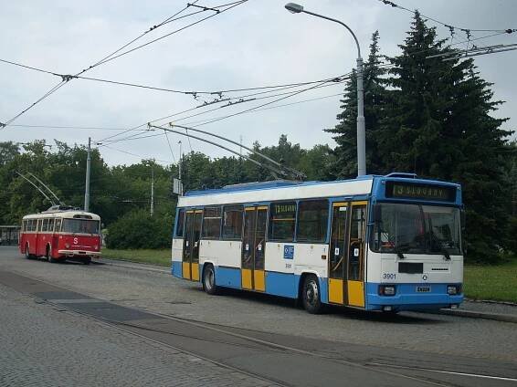 Škoda 17 Tr spolu s pardubickou 9 Tr na obratišti Slovany. 27.6.2009, Zdeněk Kresa.