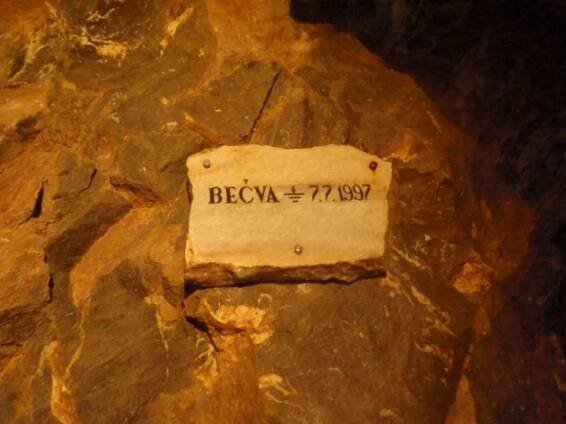 Súbor:Povodeň 1997 ve Zbrašovských aragonitových jeskyních.JPG – Wikipédia