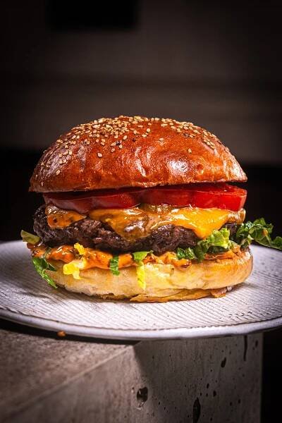 Classic Cheeseburger mit Chili-Mayo und Pickles