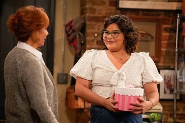 Reba McEntire and Belissa Escobedo in 'Happy's Place'