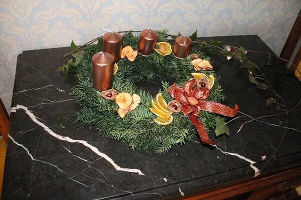 OBRAZEM: Lysičtí zvou do adventně vyzdobeného zámku
