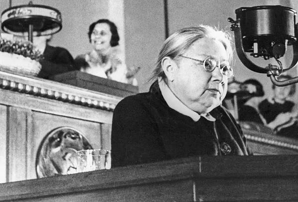 Naděžda Krupská - s přibývajícím věkem dříve krásná žena přibírala nevzhledné kilogramy. Navíc se jí vypoulily oči.
