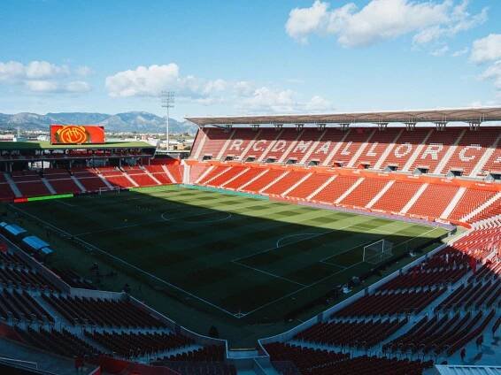 Stadion des RCD Mallorca wird ohne Zuschauer von leicht schräg oben gezeigt.