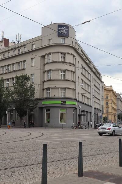 Budova na Joštově 2, kde sídlí Air Bank. Dříve v ní byla kavárna Bellevue.