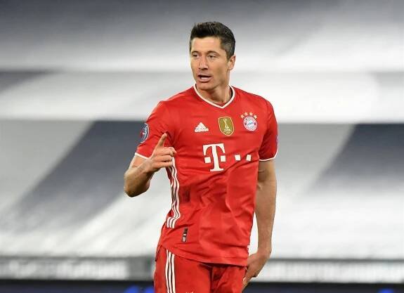 Střelec úvodní branky proti Laziu v osmifinále Ligy mistrů Robert Lewandowski.