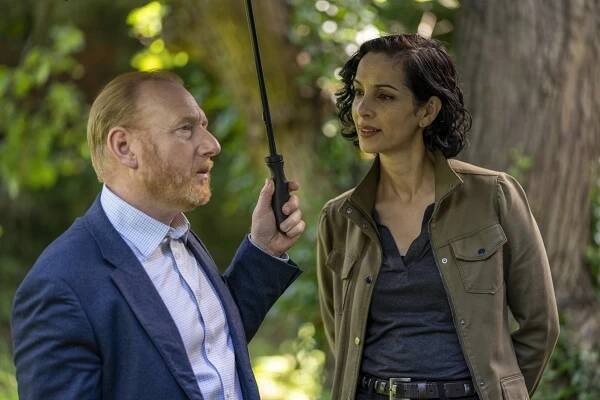 Adrian Scarborough, Sonita Henry - The Chelsea Detective - A Chelsea Education - Z filmu