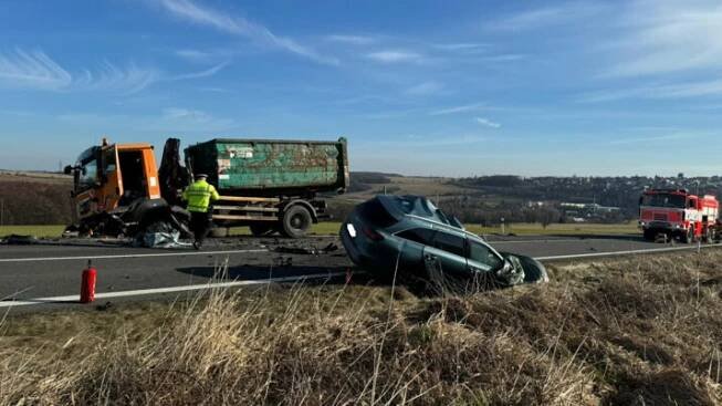 Tragická nehoda na Bruntálsku. Kia se čelně srazila s nákladním autem