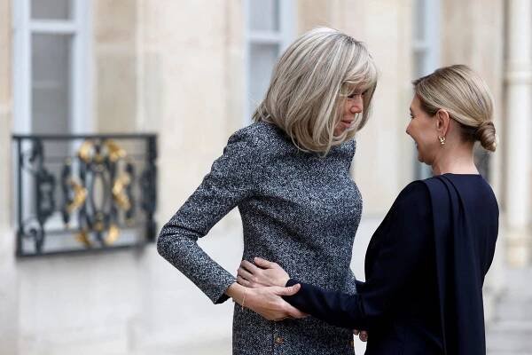 Proč byla Macronová v Británii tak odměřená? Umřela jí milovaná sestra!