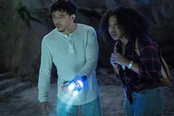 Dominique Fishback and Anthony Ramos in Transformers: Probuzení monster (2023)