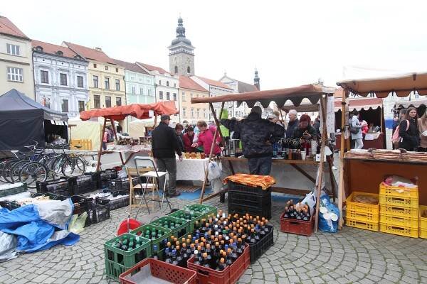 Tradiční zboží i trampolíny. V centru Českých Budějovic začaly druhé jarní trhy