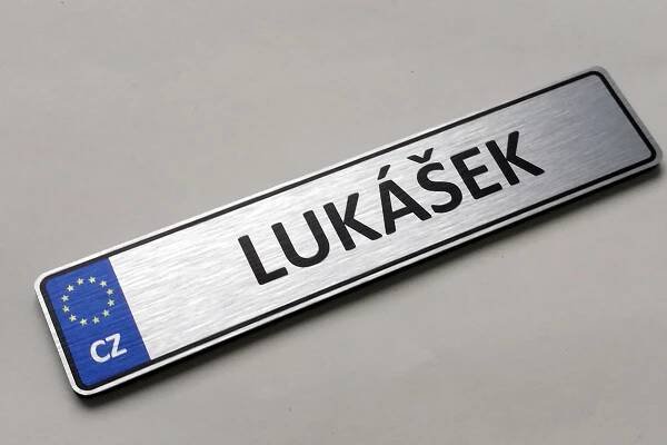 Imitace registrační značky (SPZ) s vlastním značením.