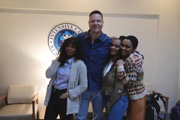 Sierra McClain, Jim Parrack, Lauryn Alisa McClain, China Anne McClain - V plamenech - Otevřeno - Z natáčení